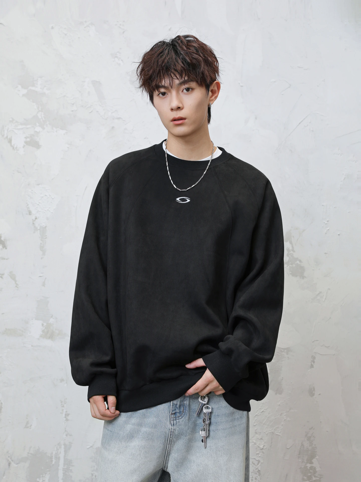 Felpa rotonda alla moda in pelle scamosciata ricamata Ne, top casual da uomo allentato per la gioventù autunnale in fibra di poliestere, fibra elastica in spandex