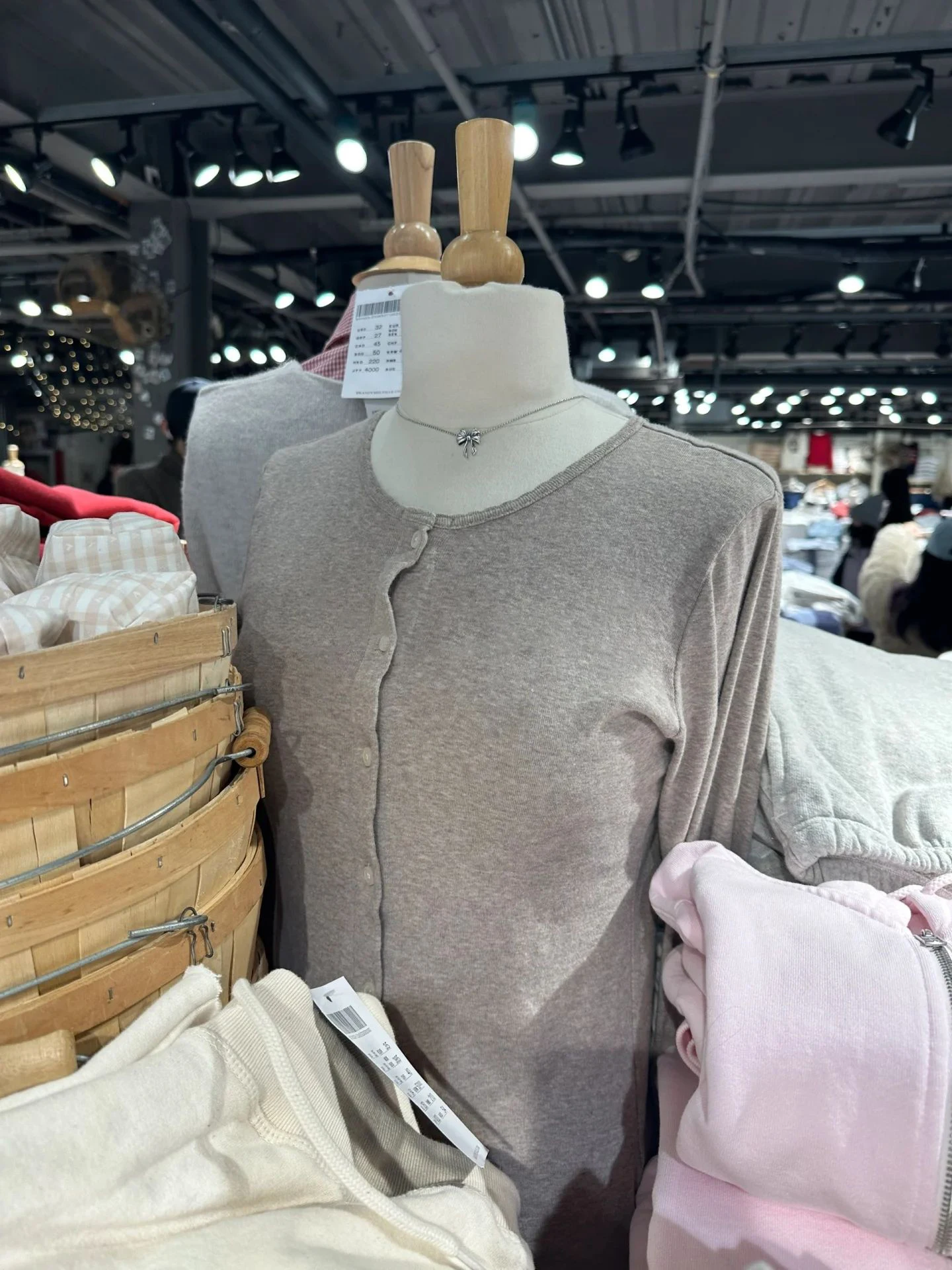 

Овсяная тонкая футболка с длинным рукавом, женская однобортная кардиган с кружевной отделкой и круглым вырезом, осенние простые базовые футболки в консервативном стиле