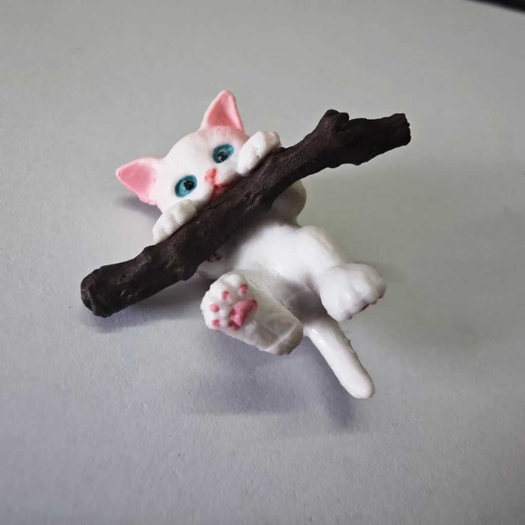 

1 Pcs 4cm Cute simulation Little Kitten White Climbing Tree Branches Cat Kawaii Ornament