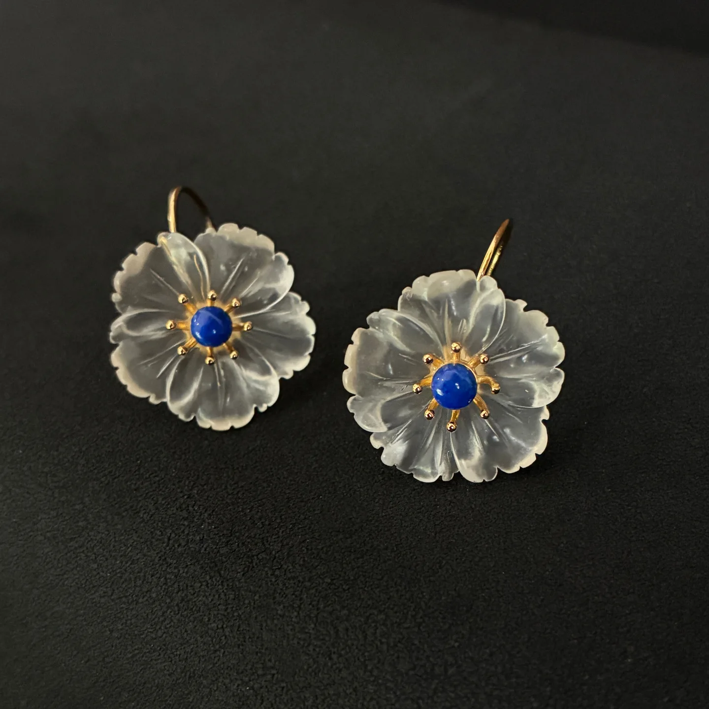 Fashionable and exquisite white crystal earrings, silver flowers, natural stones, high-end luxury ear hooks, elegant accessories