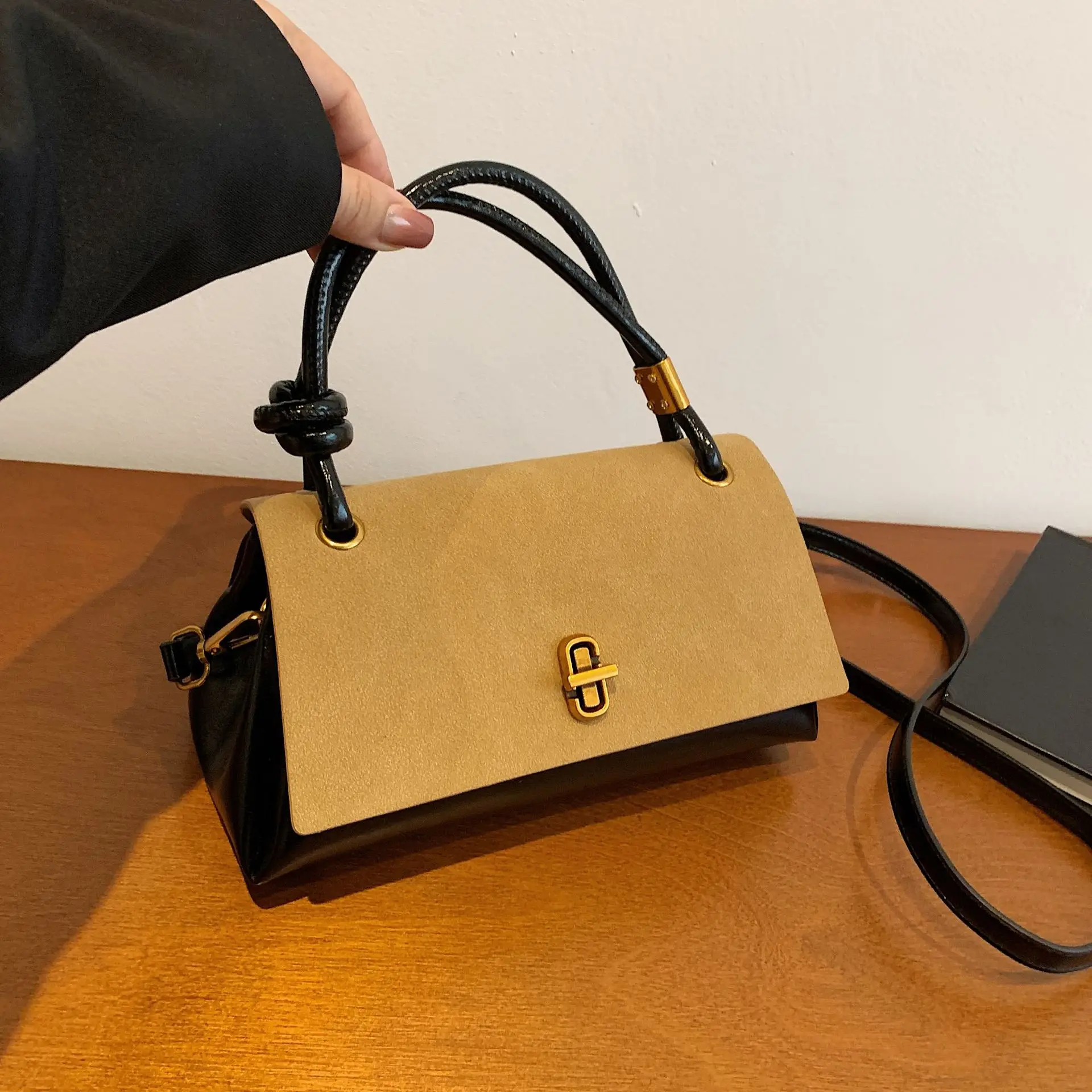 

Минималистичная квадратная сумка 2023 года, уникальная маленькая сумка через плечо, женская сумка через плечо с нежной застежкой, модная повседневная сумка