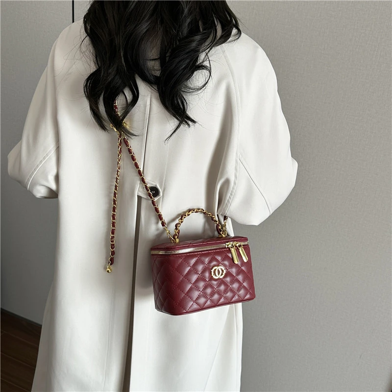 

Elegant Clutch Bag for Women Sleek Faux Leather Magnetic Closure Suitable for Parties Weddings Evening Events Stylish Functional