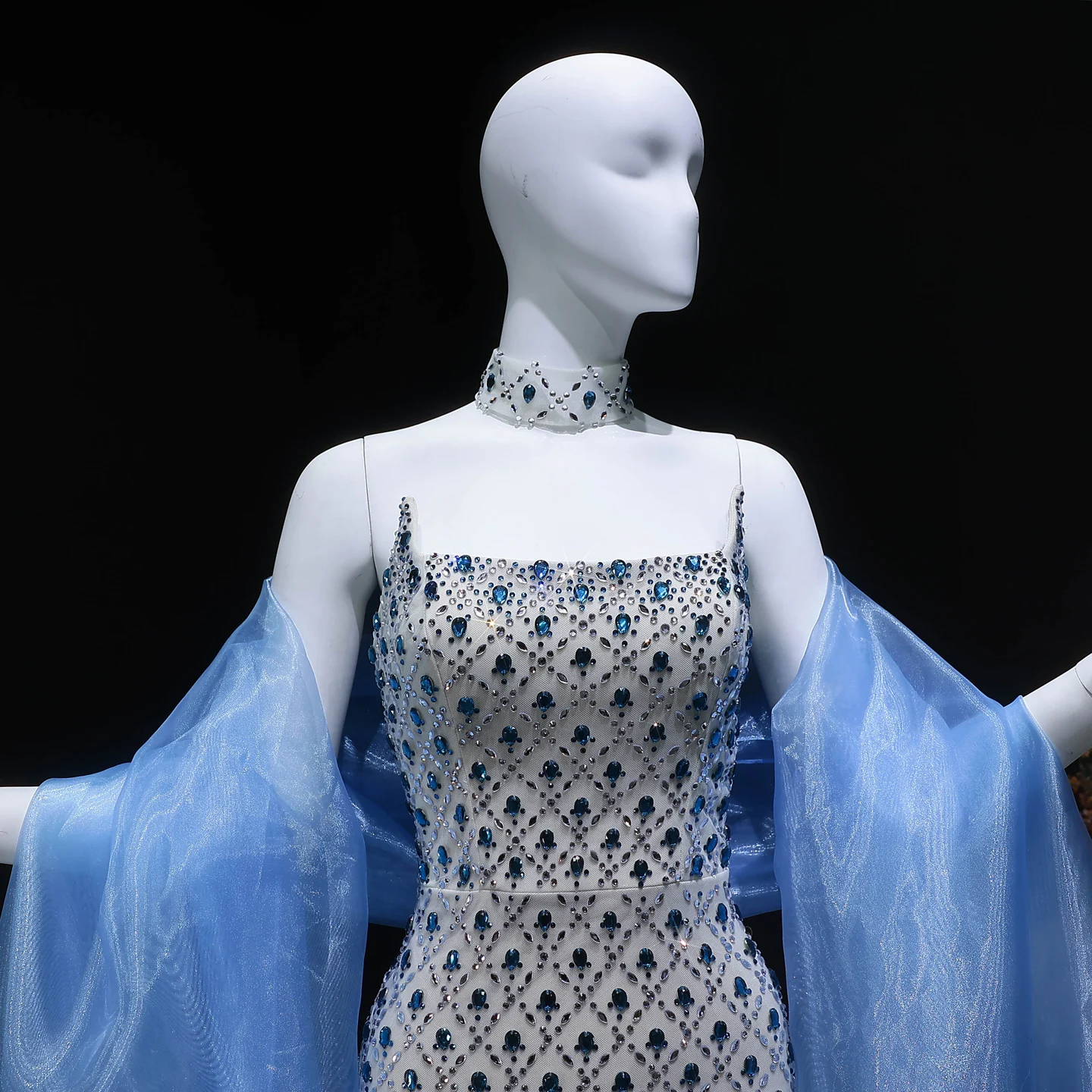 Sharon Said Dubai Elegantes Blaues Trägerloses Kristall-Meerjungfrauenkleid mit Cape Arabisches Damen-Abendkleid SS506 Maßanfertigung – Detail 4