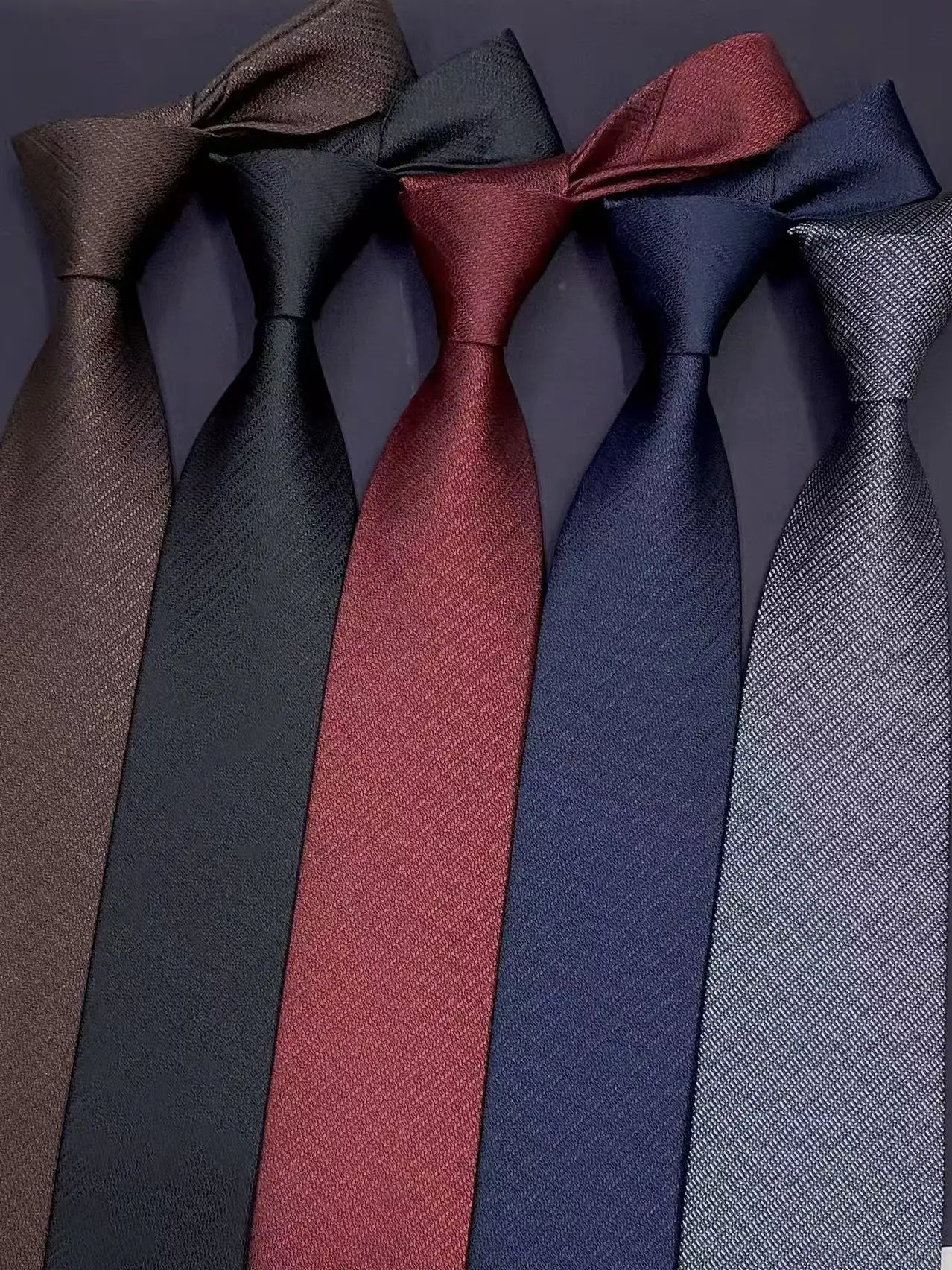 gravata-masculina-de-seda-leve-luxuosa-com-acabamento-fosco-em-preto-borgonha-e-azul-royal-feita-a-mao-para-casamento-noi