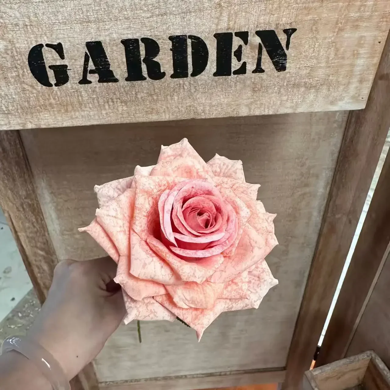 10/20 Stück Kunstblumen, Seidenrosen mit weißem, gewelltem Rand, Gartendekoration, künstliche Blumen, künstlicher Cappuccino-Rosenzweig, Kunstblume – Detail 11