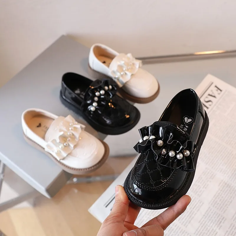 

Новинка 2023 года, детская кожаная обувь, весенне-осенняя модная повседневная обувь принцессы с жемчугом для девочек, мягкие лоферы на плоской подошве, школьные дети