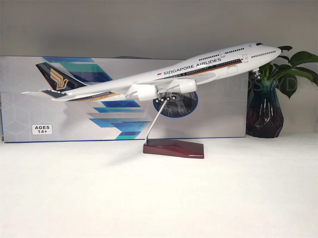 

47cm Singapore Airlines B747-400 Plane Model 1:160 Resin Aircraft Airplane Model with Light and Wheel for Collections