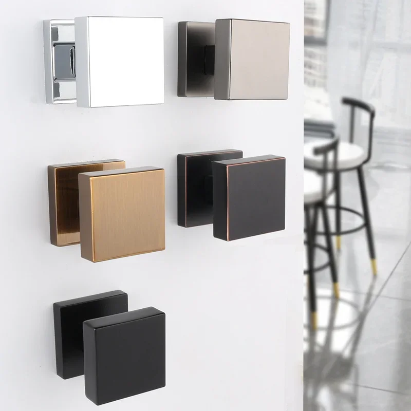 

Невидимый дверной замок, скрытый замок, фоновая стена, односторонняя твердая квадратная дверная ручка, простая сферическая дверь в помещении.