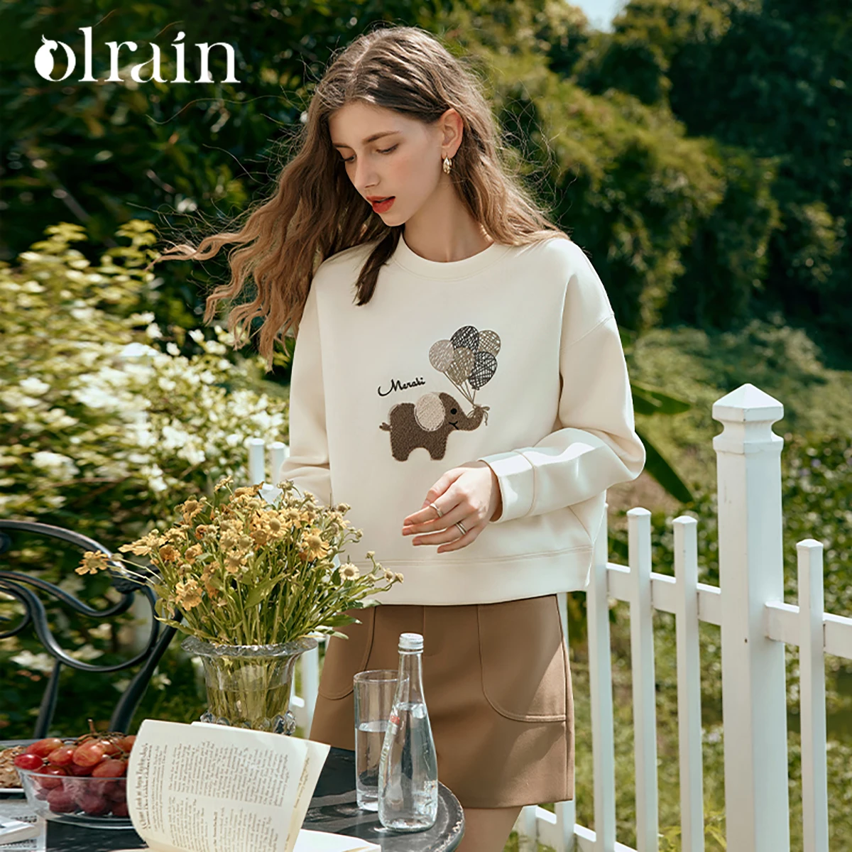 

OLrain Embroidery Detail Sweatshirt for Woman 2025 Autumn Round Neck Loose Fit Print Pullover Petite Casual Chic Top O57QR83691