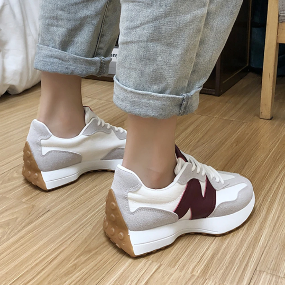 Sapatos esportivos de renda respirável para mulheres, tênis casuais, sapatos de plataforma, andando, designer, verão, nova moda