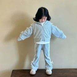 Set per bambini Autunno Nuovi vestiti per bambini Ragazza coreana Fiocco con cappuccio Punto aperto Pantaloni in corno Ragazza 2024 Moda semplice