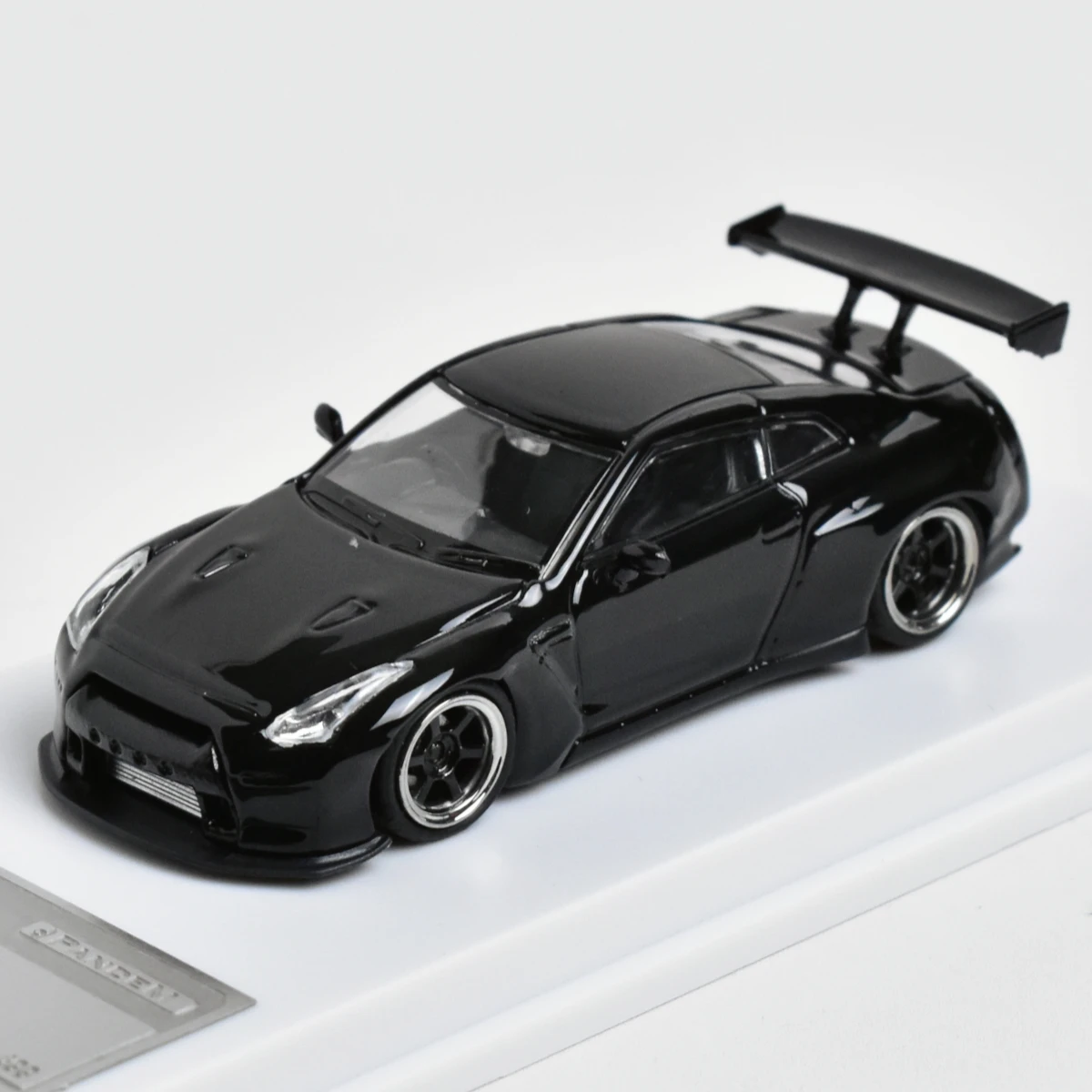 

Flame 1:64 GTR R35 Diecast Model Car