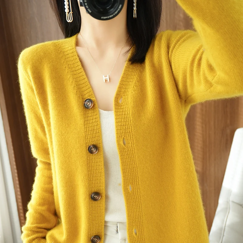 2022 Autumn and Winter New Pure Wool Knitted Women\'s Cardigan Long-sleeved Fashion Solid Color Short V-neck Loose All-match Coat