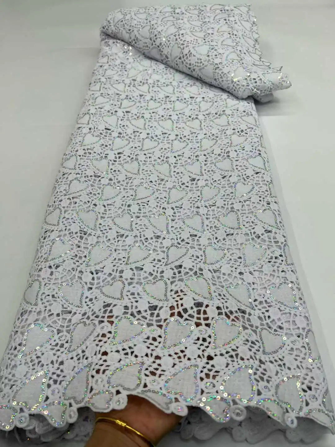 

Белая африканская гипюровая кружевная ткань, вязаная водорастворимая нигерийская шнур, высококачественная элегантная ткань для платья для женщин 2026