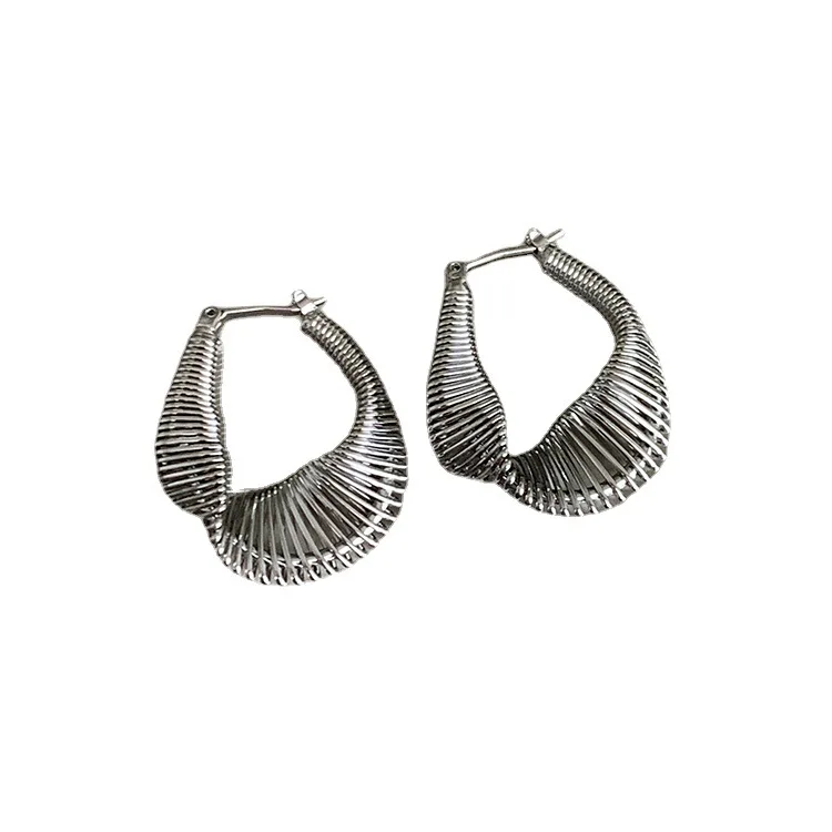 

Metallic twist geometric lines design sense of irregular U-shaped earrings