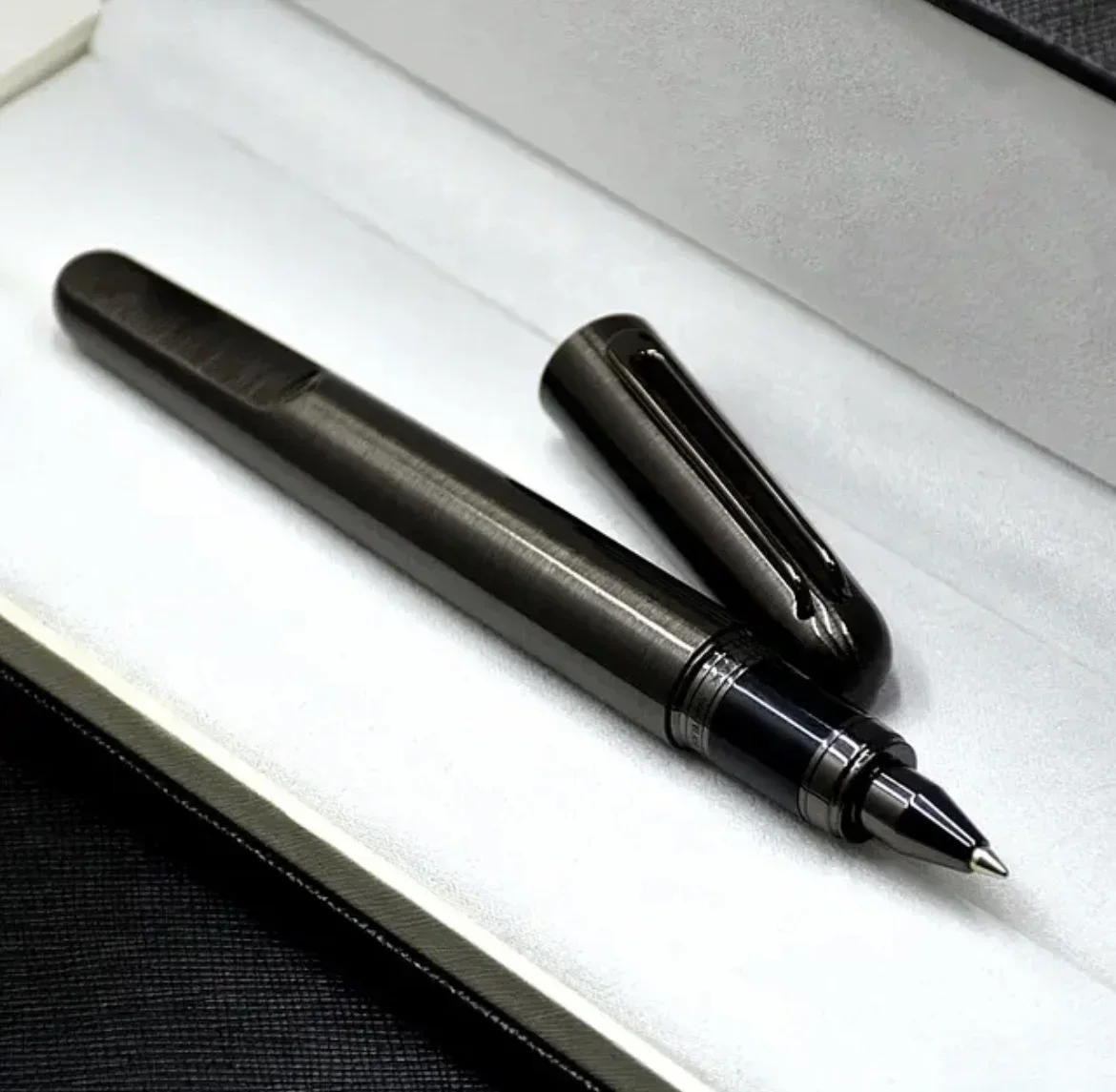 عالية الجودة التيتانيوم معدن طبعة محدودة MB سلسلة المغناطيسي إغلاق غطاء نافورة قلم الكرات الدوّارة