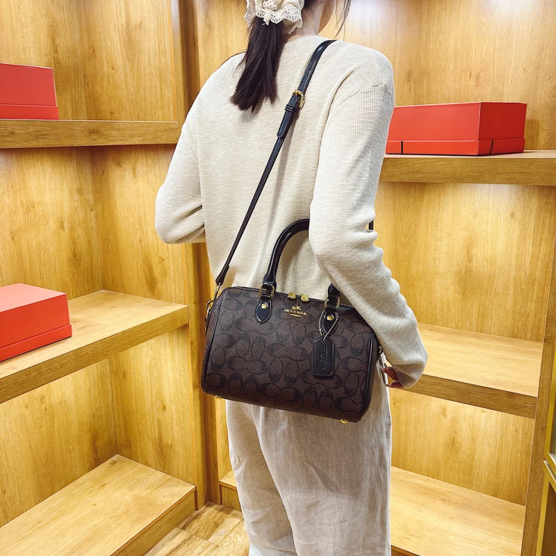 

Crossbody-Bag For Ladies Fashionable Leather With Tassel Decor Compact Size Perfect For Evening Events And Parties