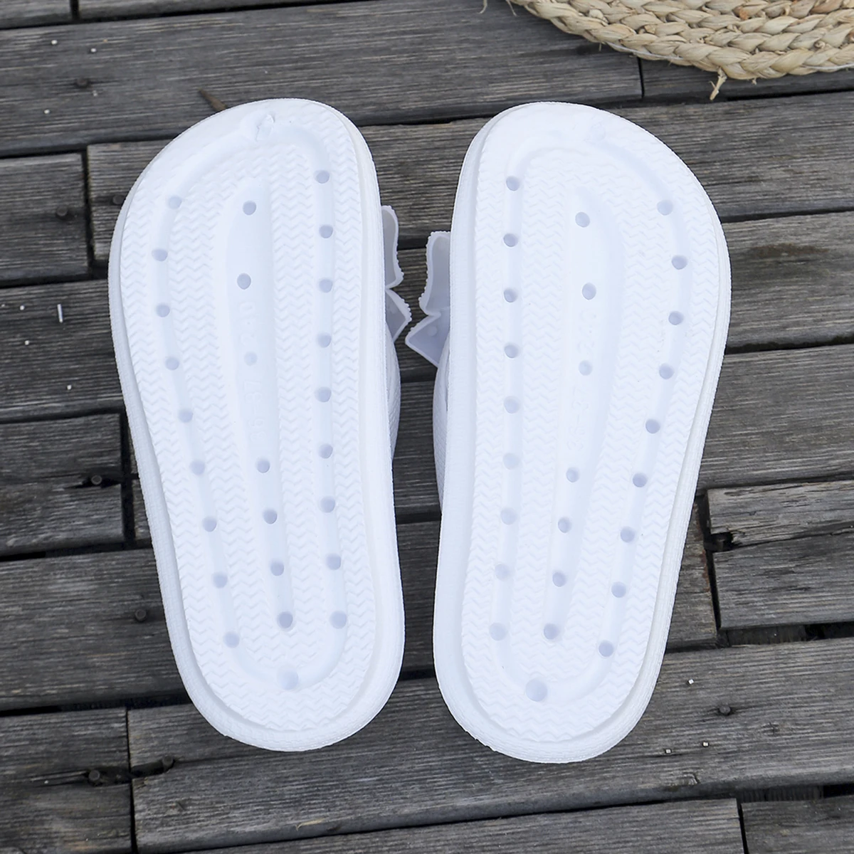 Chanclas multicolores de verano para mujer, sandalias deslizantes con lazo de oso de peluche metálico a la moda, calzado versátil para vacaciones en la playa y el hogar