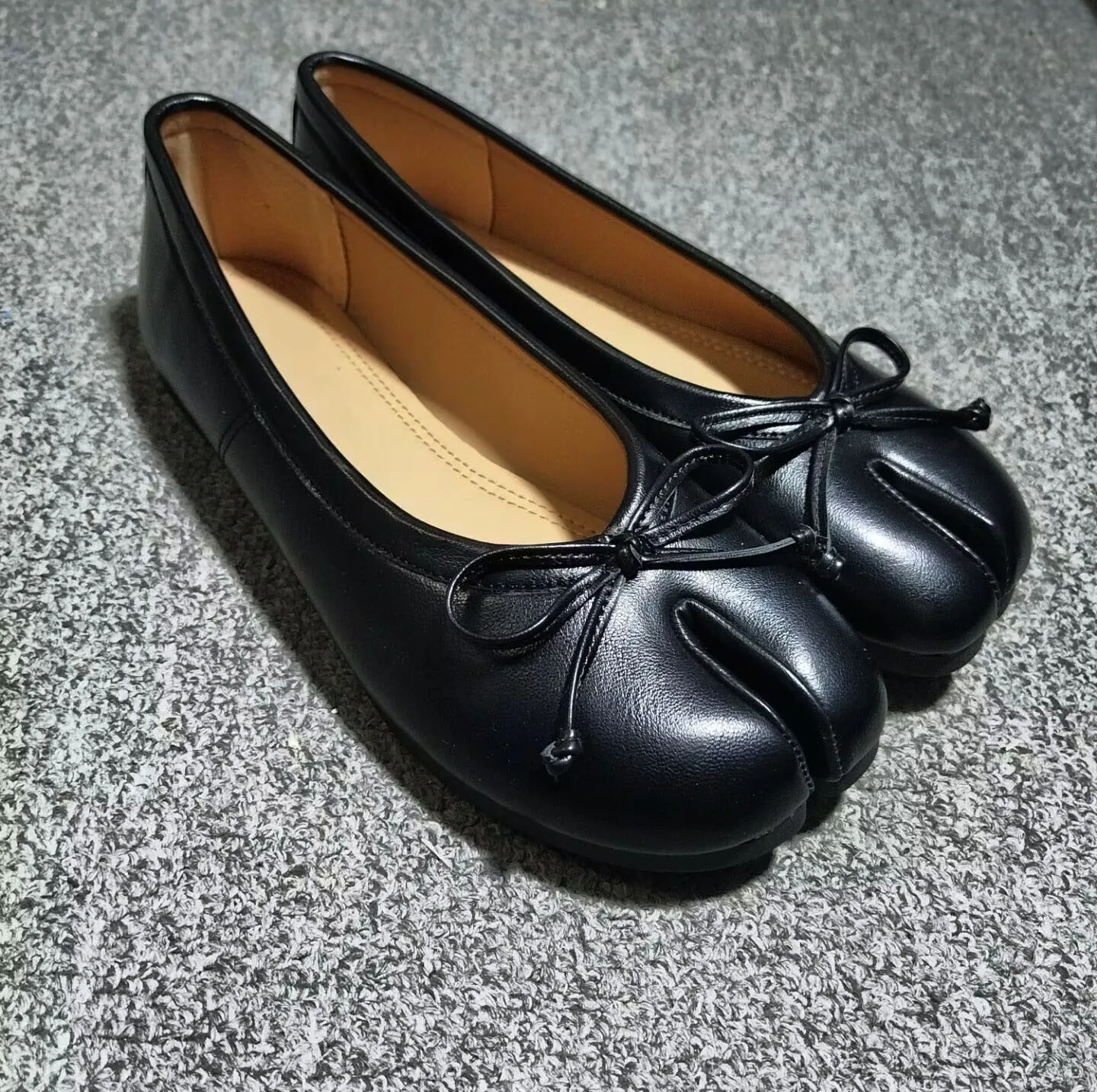 2026 new toe shoes for women, niche pleated flat bottom, inner height increase, shallow mouth bow ballet, pig trotter single