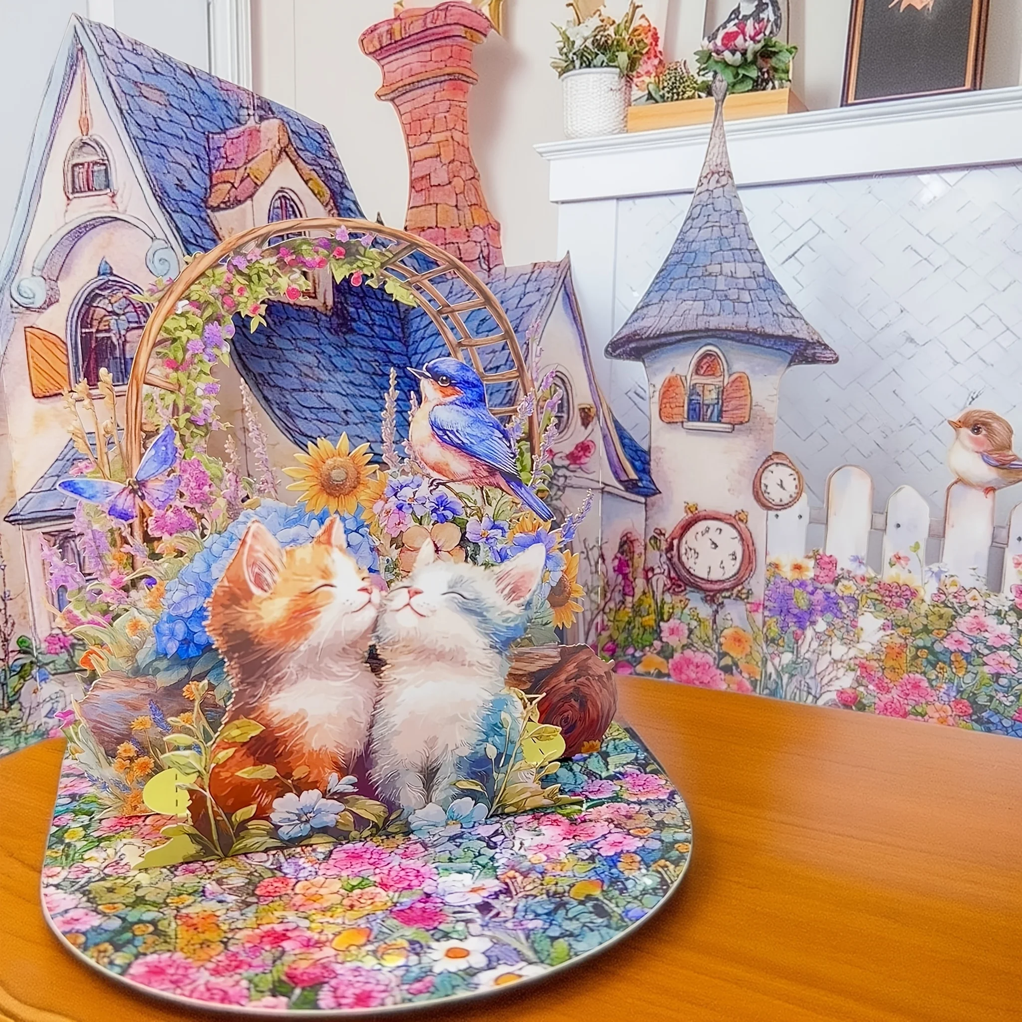 تتميز بطاقة تهنئة ثلاثية الطي مع حديقة مملوءة بالربيع مع قطط رائعة مثالية لإرسال التمنيات الجيدة في أي مناسبة