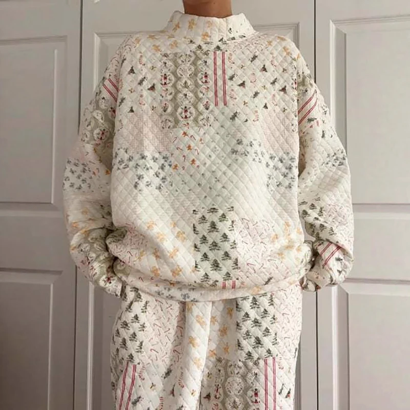 Comfortabele herfst- en winterset in lichte kleuren met bedrukt los pak, halfhoge halstop met broek, thuisset