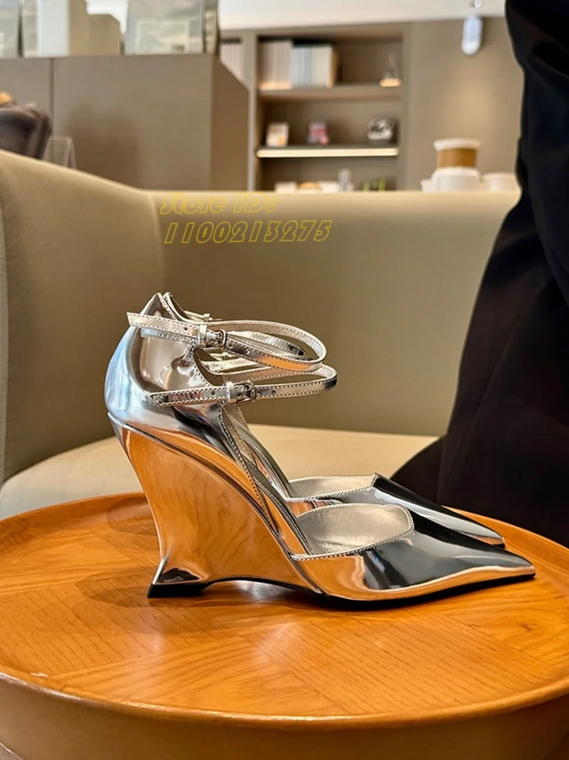 

Серебристые туфли-лодочки на танкетке с ремешком на щиколотке, сексуальные, с острым носком, черные, красные, для подиума, весна-осень 2026, женские туфли, новинки 2026 года