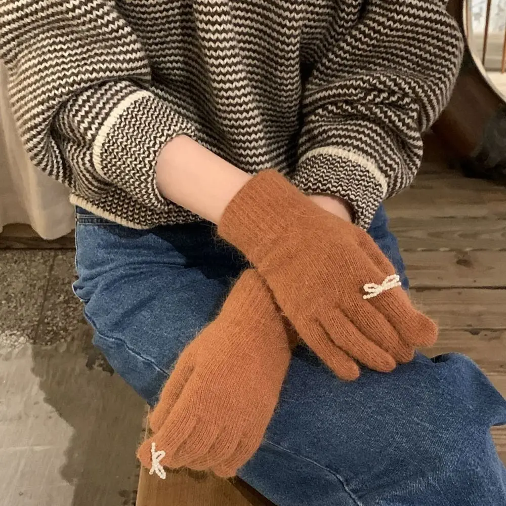 

Kawaii вязаные перчатки с сенсорным экраном и жемчужным бантом ярких цветов, однотонные женские зимние перчатки, ветрозащитные теплые женские варежки, уличные