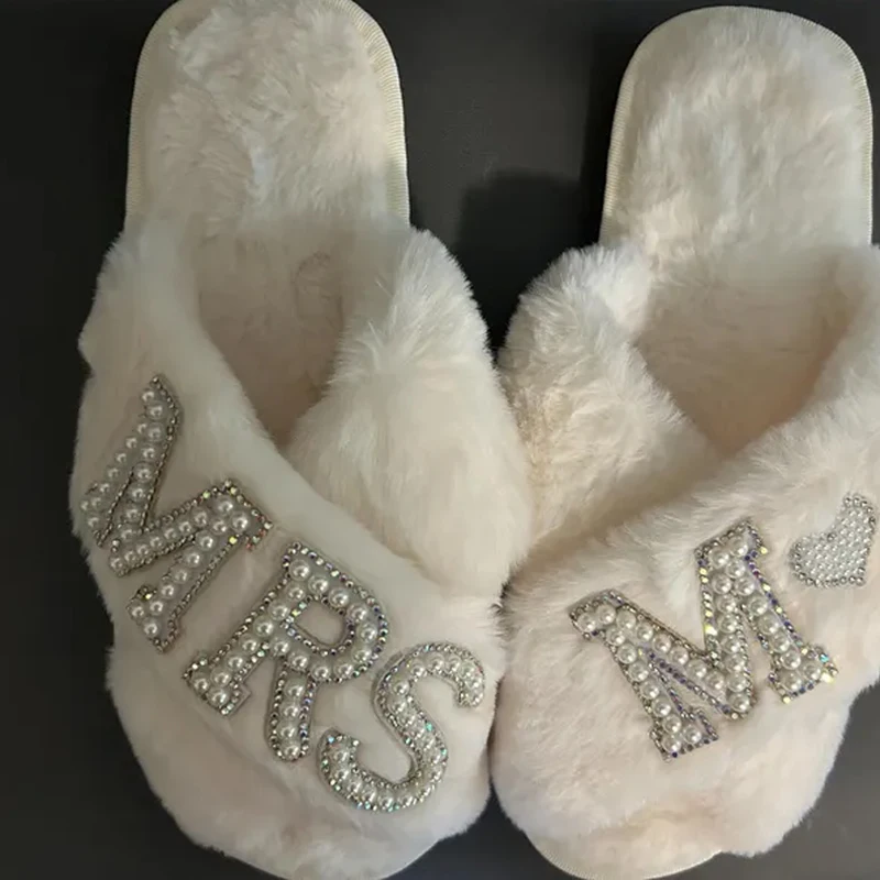 شباشب منفوشة بأحرف لؤلؤية مخصصة للأحرف الأولى شباشب لحفلات الزفاف وحفلات توديع العزوبية هدية لوصيفات العروس