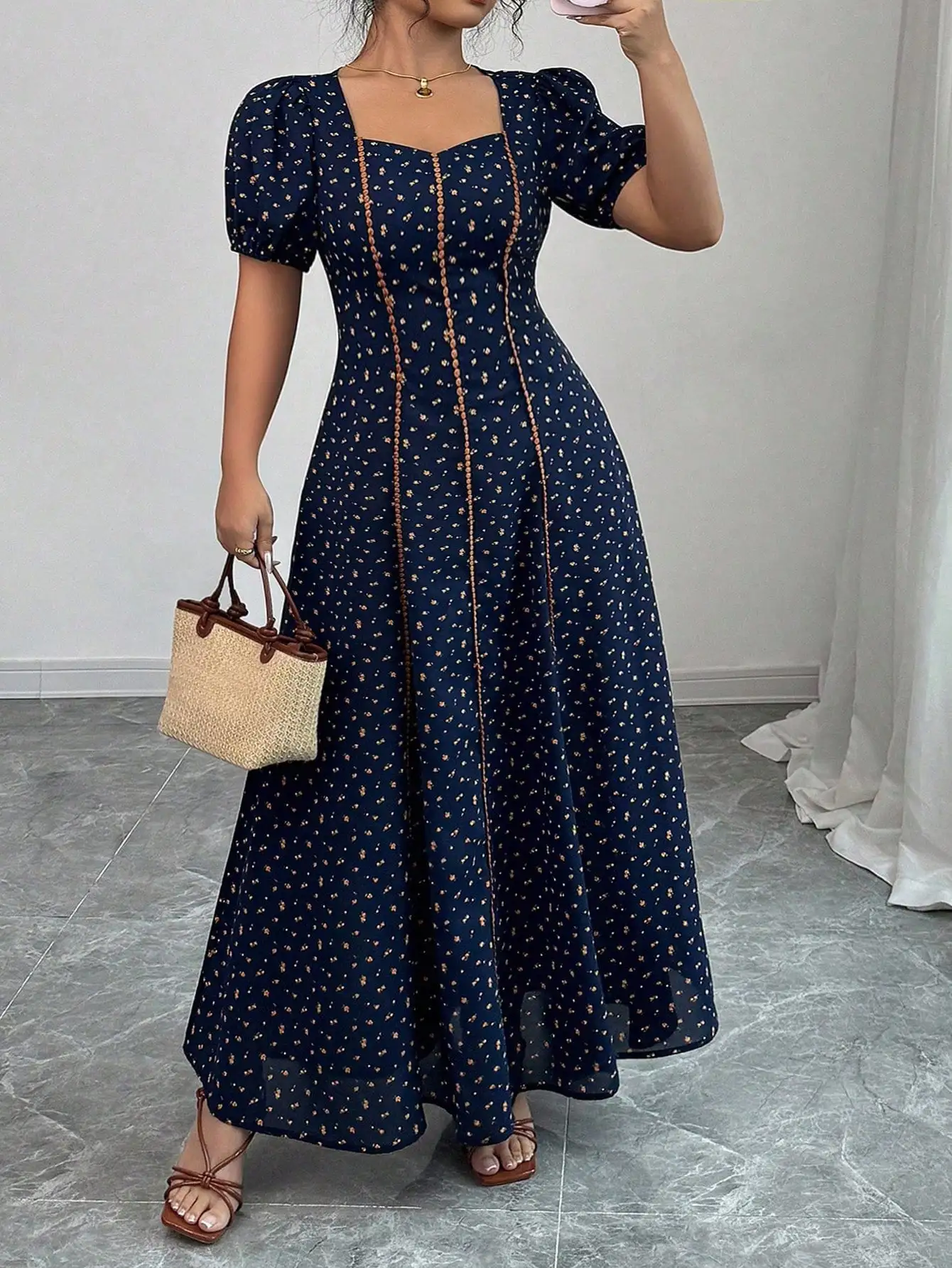 

Темно-синее макси-платье А-силуэта с цветочным принтом, пышными рукавами и квадратным вырезом