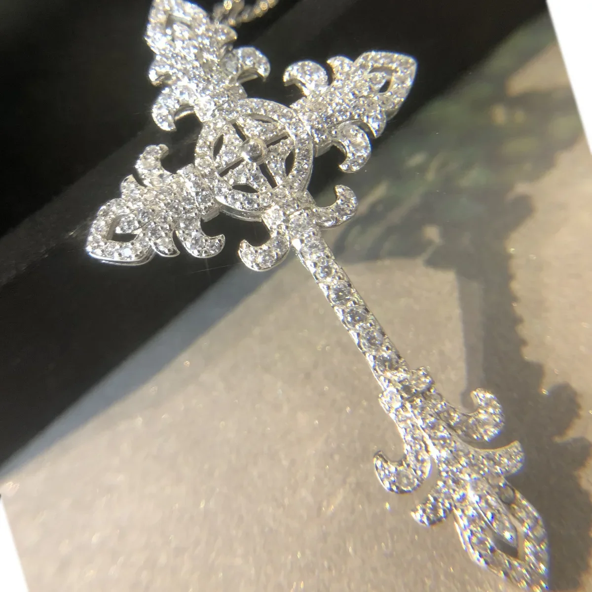 

MDL Moissa!ite Style Nordic Light Luxury Personalized Men's And Women's Trend Cross Pendant Imitation Moissan Full Of Diamonds