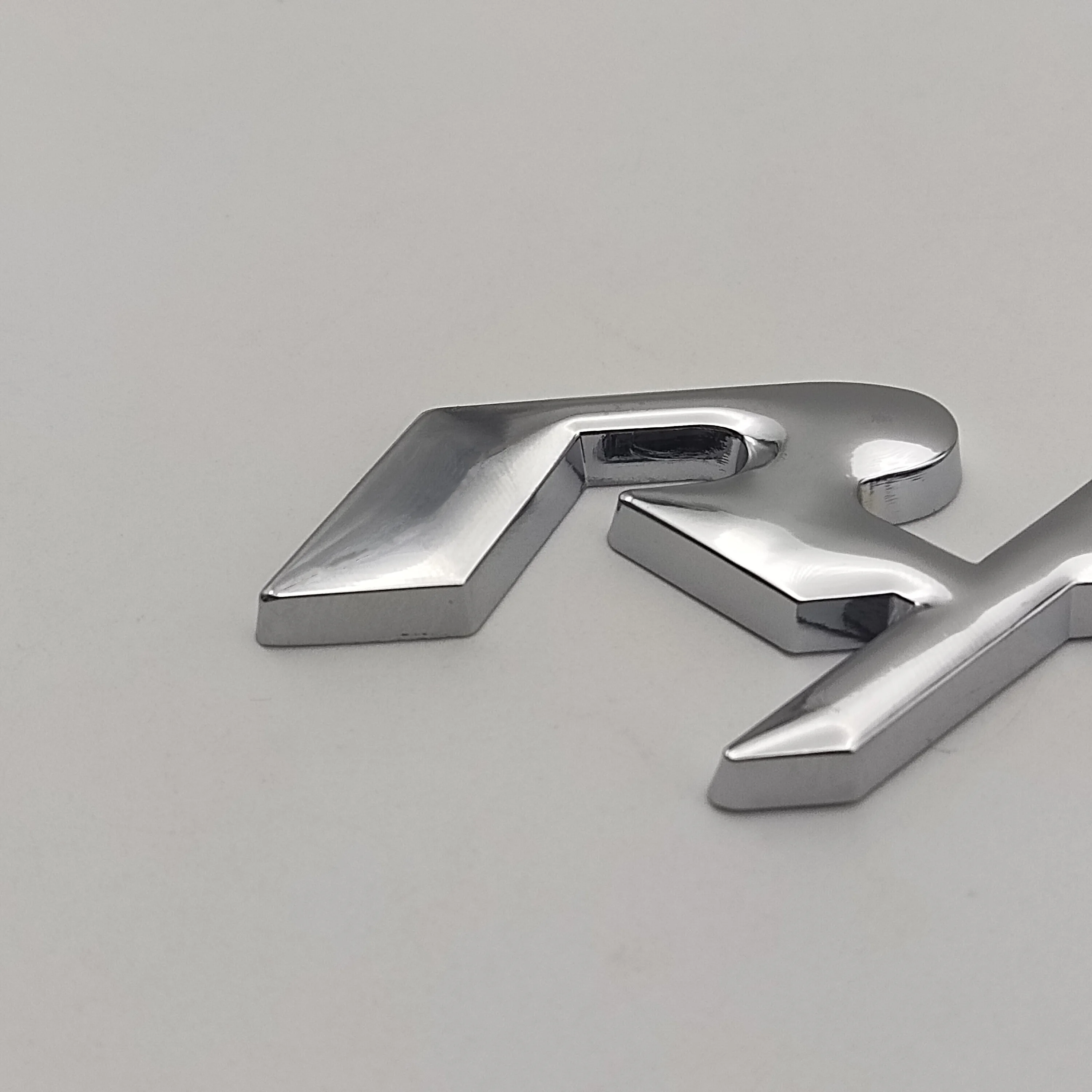 

1Pcs 3D Metal R--T Two Model Emblem Sticker Suitable for C-hevr-olet series Explorer R/T K-oluze P-ioneer Modifications Emblem