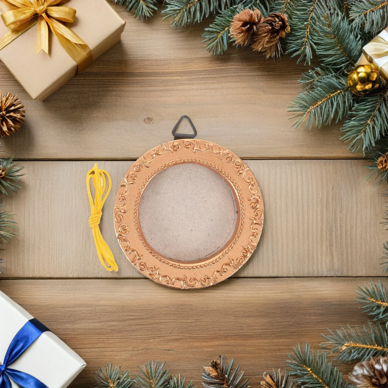 

Vintage Round Mini Photo Frame Ornate Hanging Decoration for Christmas Tree Holiday Home Wall Display Craft Wedding