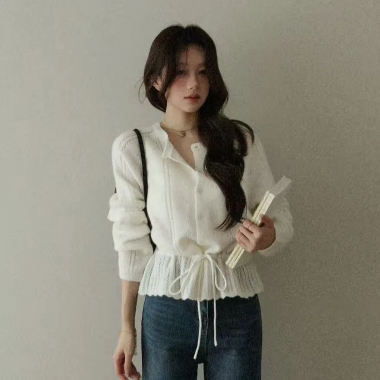 

Весна 2026: Корейский модный вязаный топ с длинным рукавом, укороченный, с кружевными вставками и вырезами, подчеркивающий талию, с круглым вырезом горловины