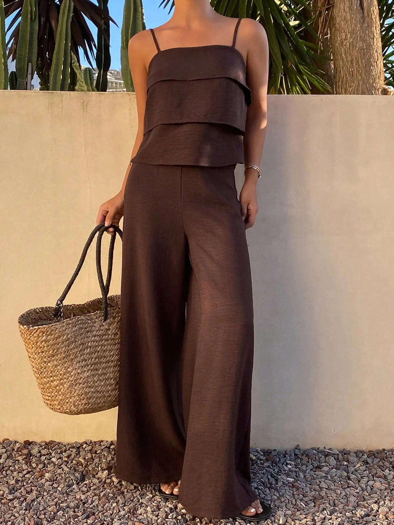 

Повседневный комплект: топ с рюшами и брюки с широкими штанинами для отпуска