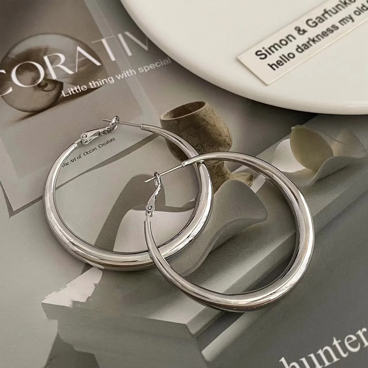 

Minimalist Silver Plated Geometric Circle Earrings Metal Hoop Earrings for Women Cool Modern Style for Daily Wear Valentine Gift