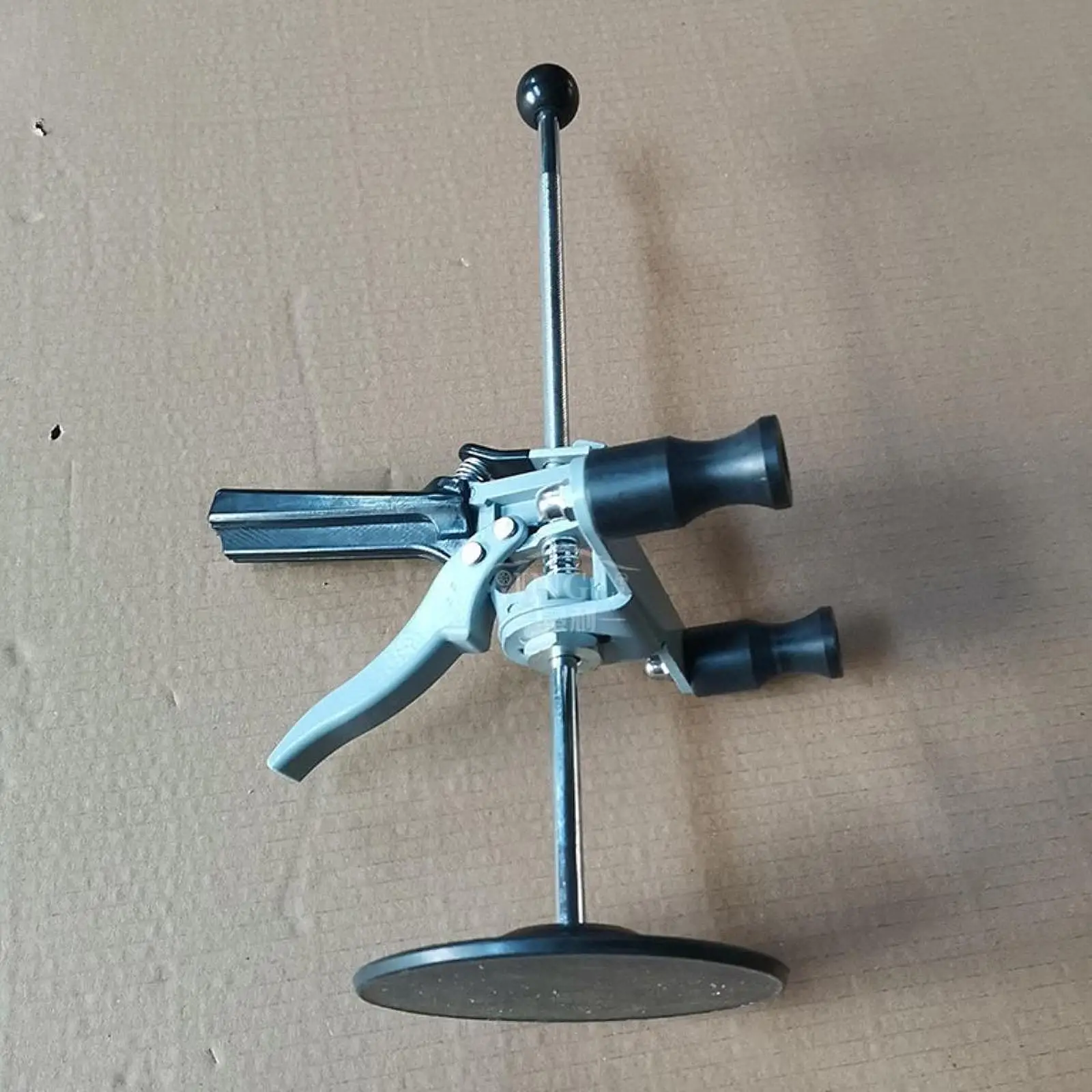 

Инструмент для регулировки рулевого управления автомобиля, регулируемое специализированное устройство для автосервисов и техобслуживания грузовиков