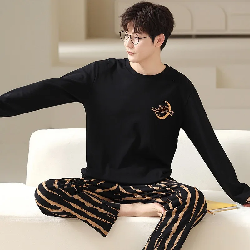 男性用のゆったりとした通気性のあるコットンパジャマ,ラウンドネックの学生用ラウンジウェア,市松模様のストライプのパンツ,シンプル,屋外で着用