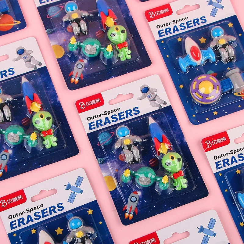 Rastgele 4 adet dış uzay silgi seti olmayan PVC Mini roket astronot Alien kauçuk kalem çocuklar için silgi hediye okul öğrenci