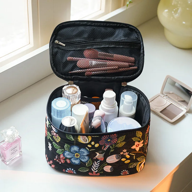 

Черная новая портативная косметичка большой вместимости для женщин, на молнии, с откидной крышкой, с цветочной вышивкой, для хранения туалетных принадлежностей