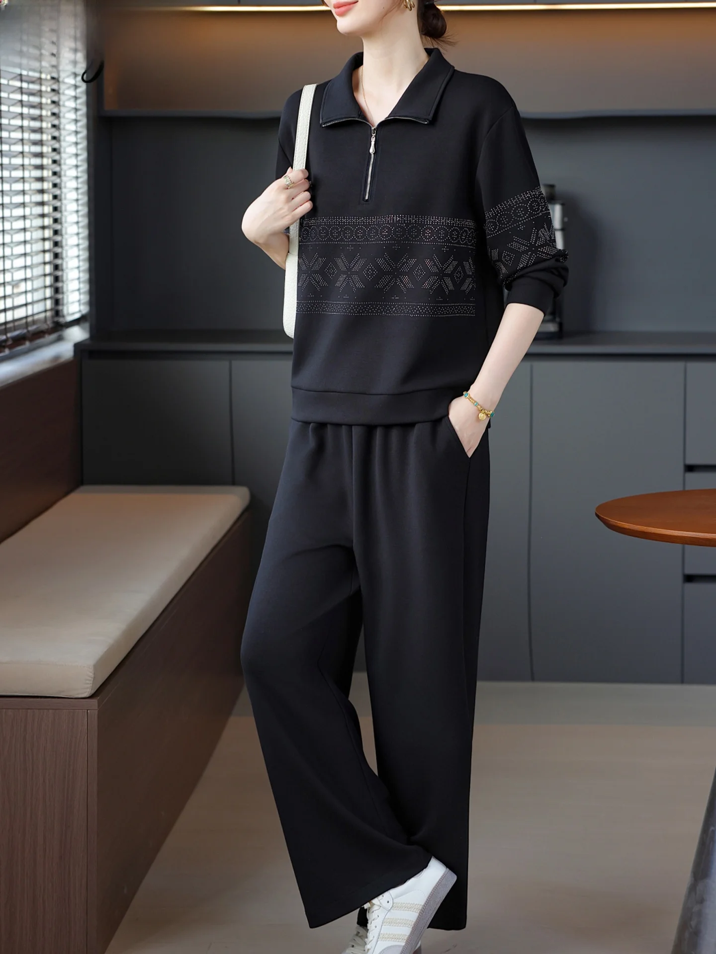 

Повседневный спортивный костюм для женщин старше 50 лет: модный комплект для среднего возраста, весна-осень, большие размеры, свободный крой, длинный рукав.