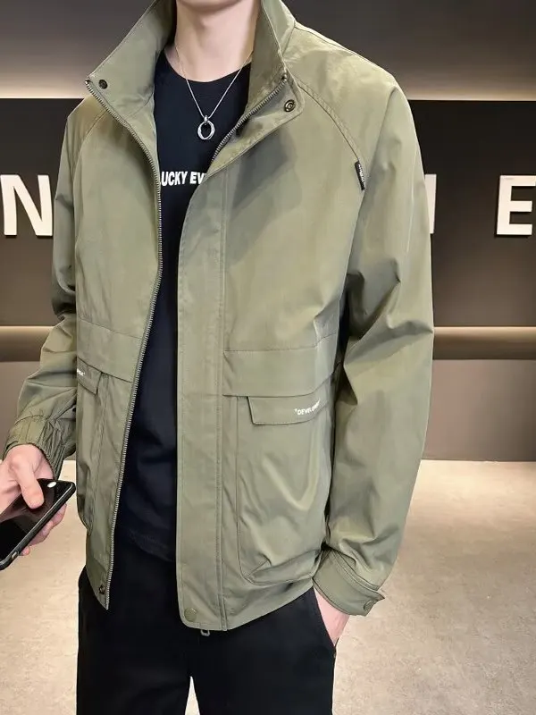 

Высококачественная повседневная мужская рабочая куртка с воротником-стойкой, из качественной ткани, приталенного кроя, с длинными рукавами, на все сезоны.