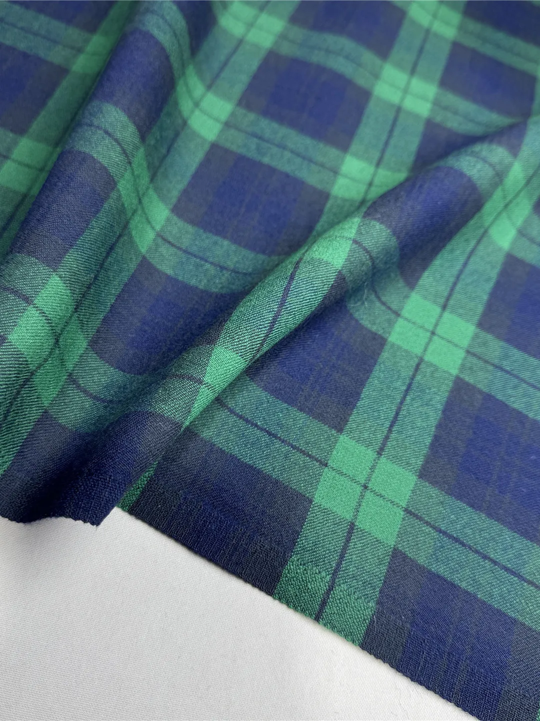 

Элегантная зеленая шерстяная ткань в клетку «Принц Уэльский» (Уэльский тартан), несминаемая, тонкопряденая, для пошива костюмов, рукоделия и профессионального использования.