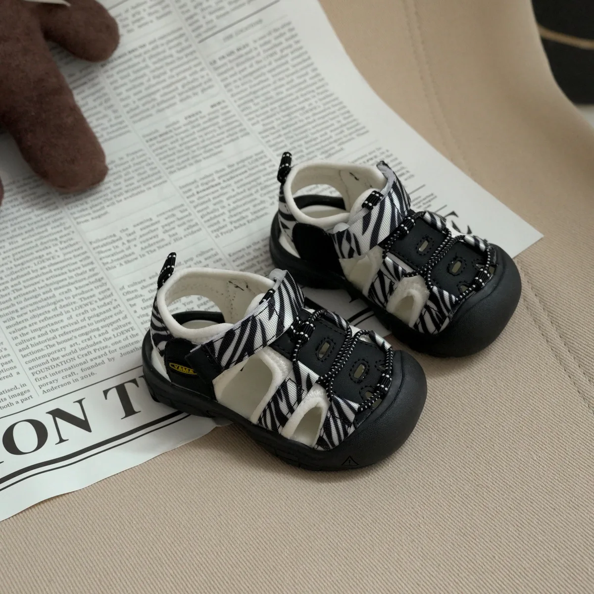 Children's Outdoor Mountaineering Shoes New Comfortable Walking Shoes for Boys and Girls with Hollow Out Design
