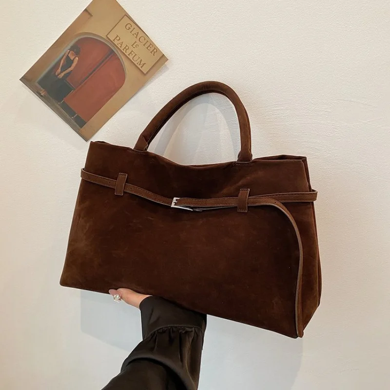 

Elegant Women's Handbag Featuring Casual Simple Vintage Design And High-End Leather For Commuter Occasions​