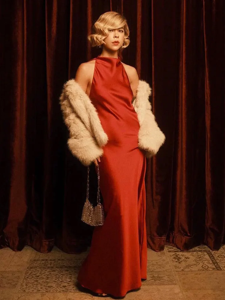 Sukienka damska na wiosnę, bez rękawów, z dekoltem typu halter, seksowna, z odkrytymi plecami, z teksturą jedwabnej satyny, długa, elegancka, szykowna, idealna na bankiet.