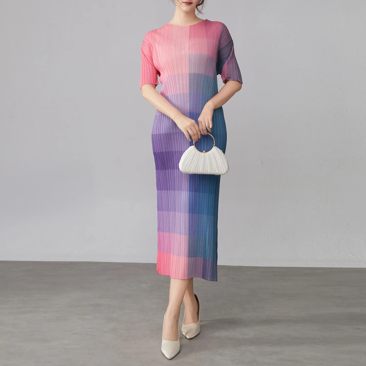 Miyake Plissee Color Clashing Langes Kleid 2025, Frühling und Sommer, neue plissierte Mode, elegante Kurzarm-Rundhalskleider