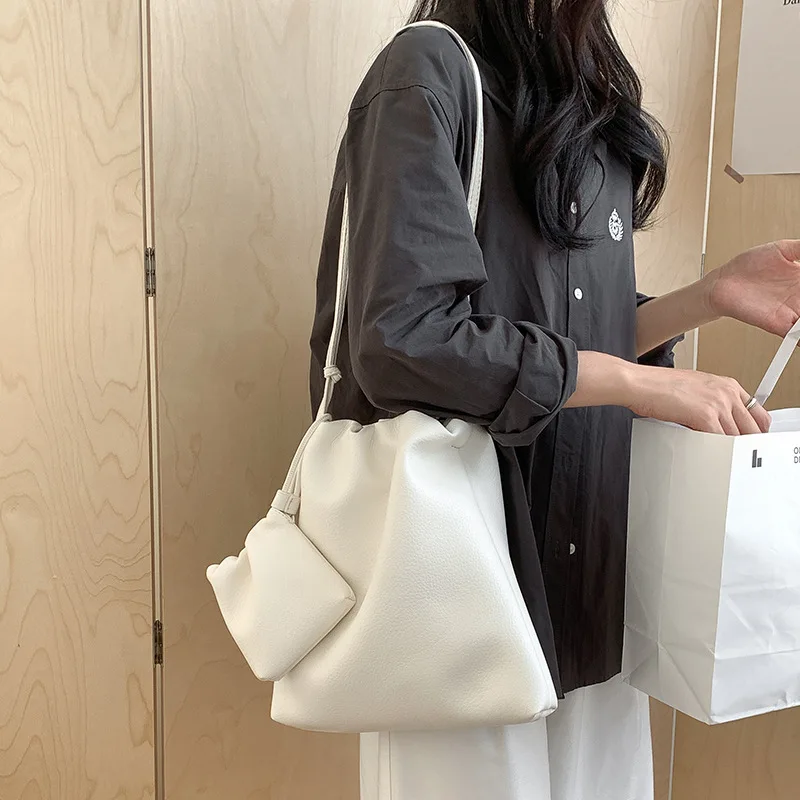 

2025 models of casual senior sense of soft surface crossbody bag commuting versatile simple fashion large-capacity mother bags
