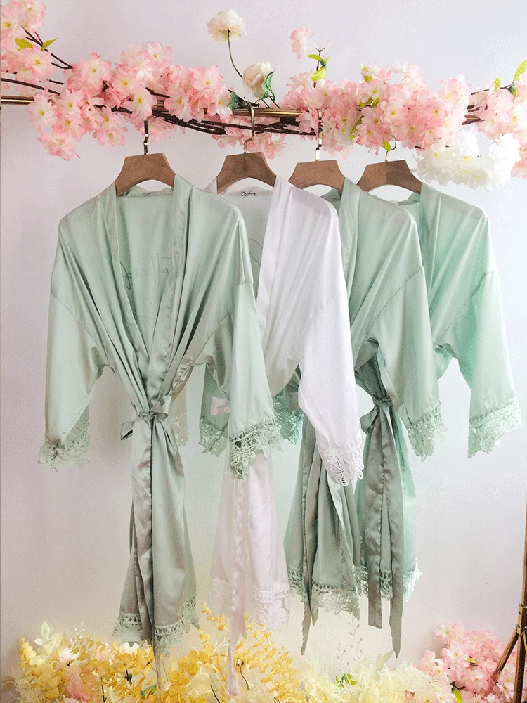 Batas de noche de boda para novia, Kimono sedoso con hermoso detalle de encaje y el dobladillo en los puños, albornoz con estampado dorado para