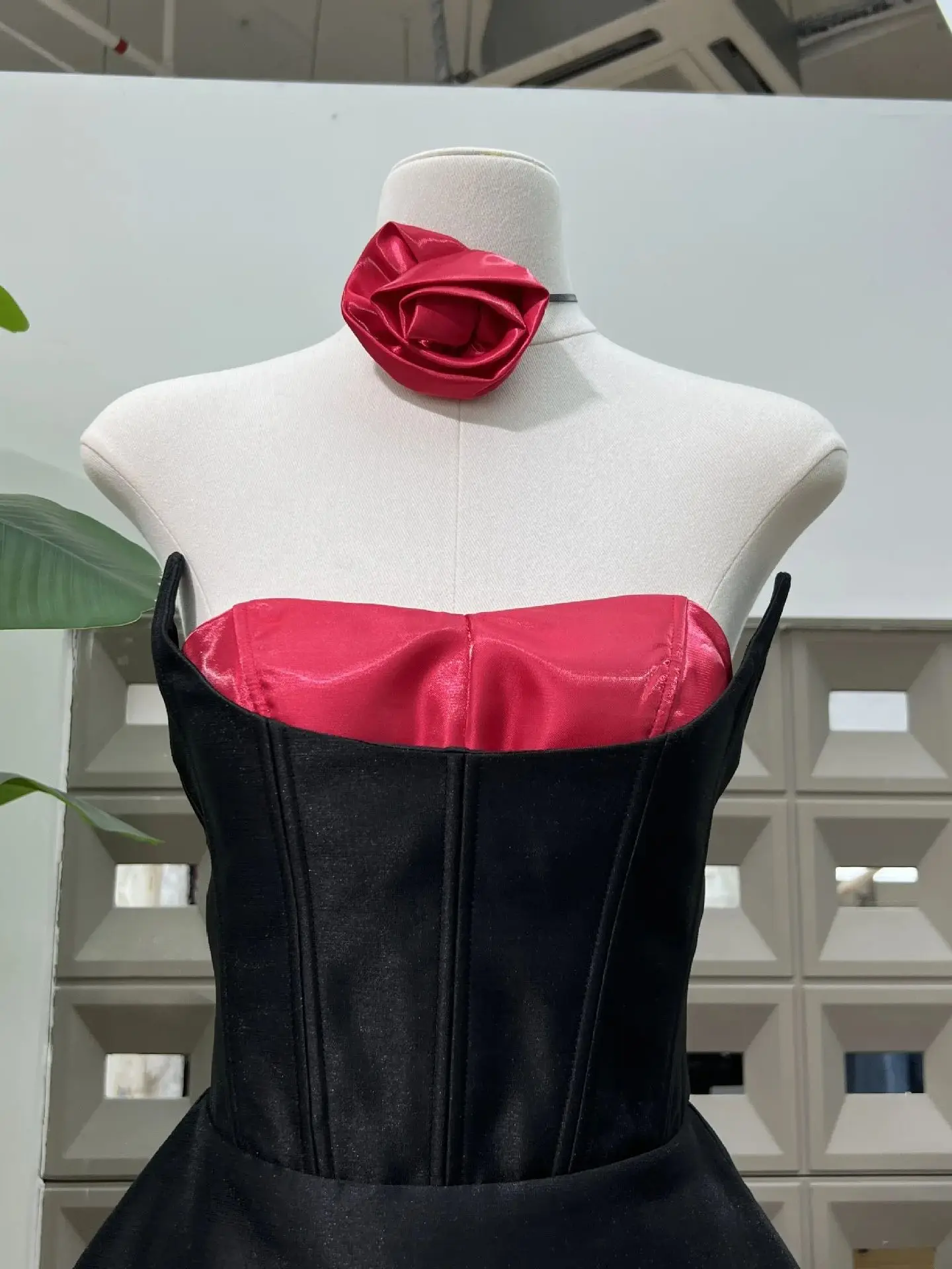 ชุดราตรีงานพรอมเจ้าหญิงสีแดงลายดอกกุหลาบ แต่งระบายสีดำ ประดับดอกไม้ 3 มิติ 2 สี ชุดเดรสสั้นสำหรับงานเลี้ยงอย่างเป็นทางการสำหรับผู้หญิง