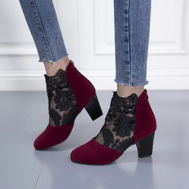 موضة جديدة لعام 2025 صنادل نسائية بكعب عالٍ من الدانتيل على شكل زهرة بحزام الكاحل صنادل مجوفة بمقدمة مستديرة وسحاب مضخات Zapatos De Mujer